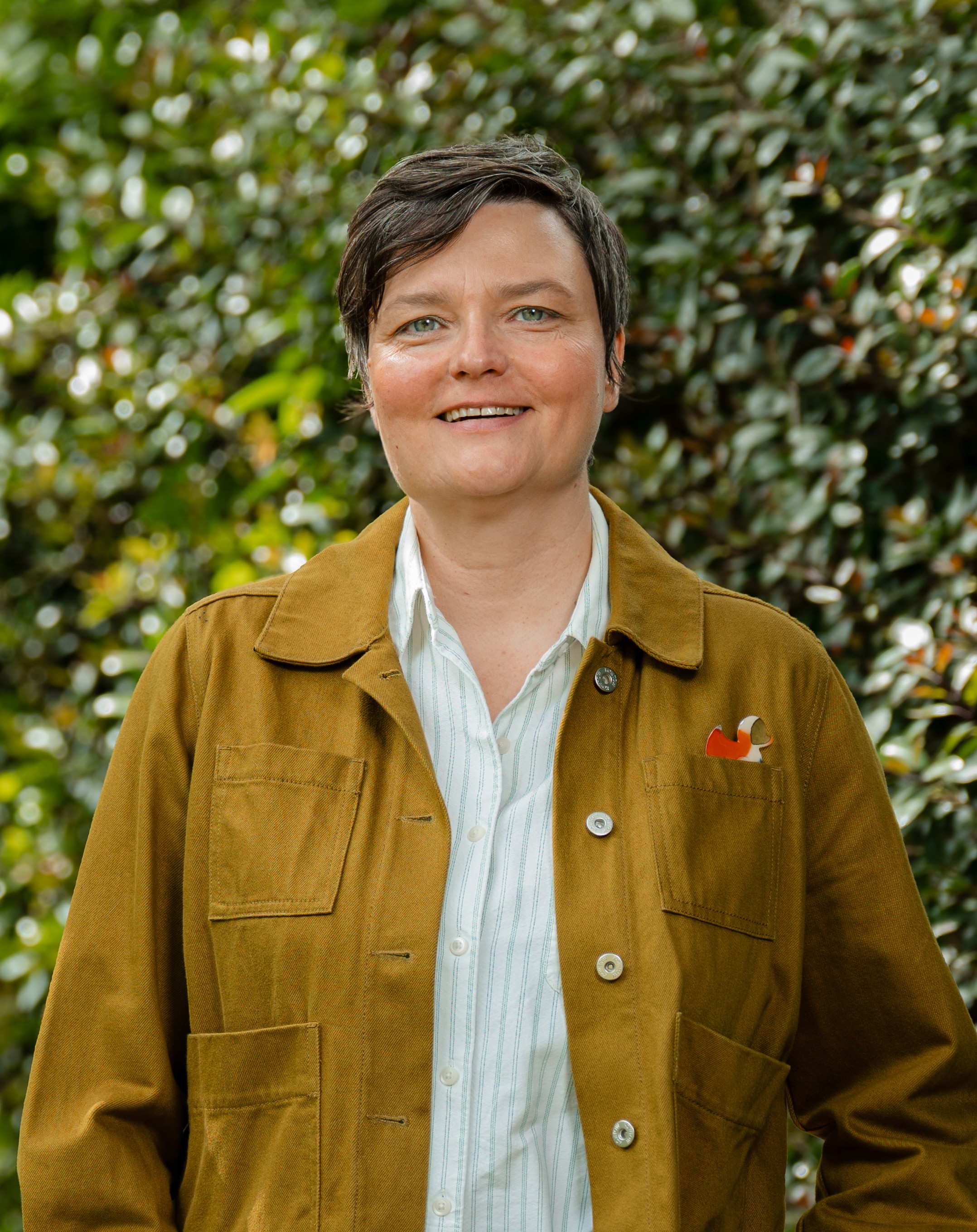 Steffi Medrow in front of a green leafy background