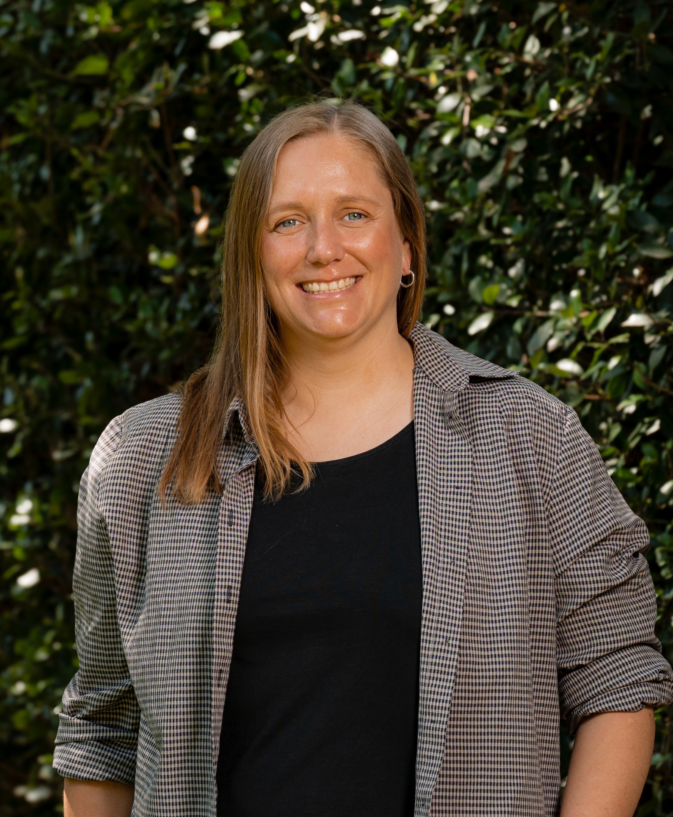 Alice Kuersch in front of a green leafy background